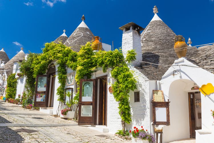 alberello: a city full of charming white trulli, round cone-topped constructions from the 15th century, dotted all around
