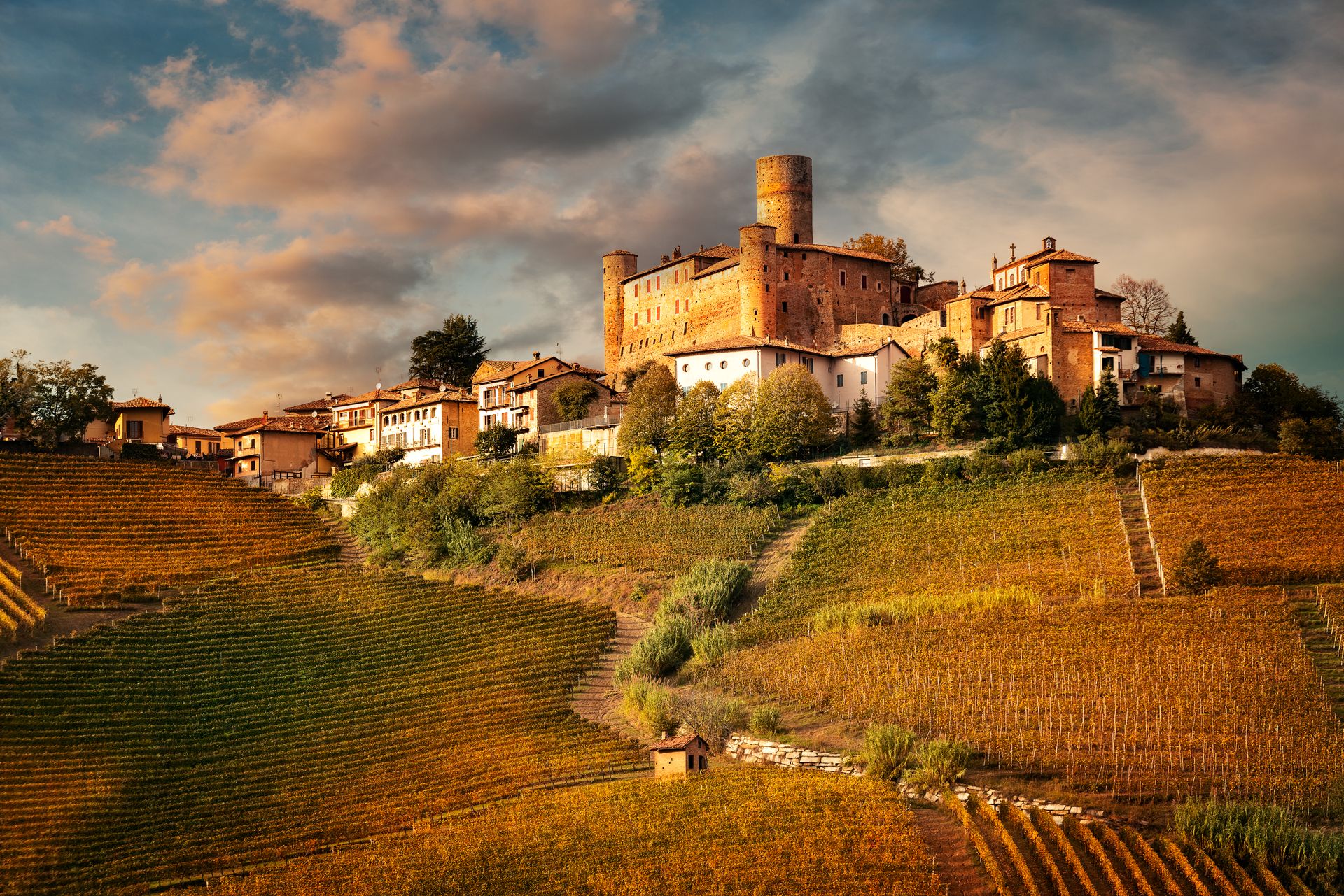 castiglione filetto: hills, wine and castles