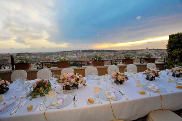 Wedding in Rome at the sunset: a gold wedding reception at the sunset on one of the most beautiful terraces in Rome