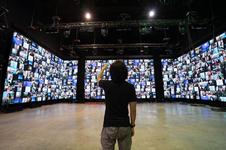 A large zoom wall : it is a good alternative for the live meetings . During the pandemic was and still is the most used tool by the people to remain in contact.