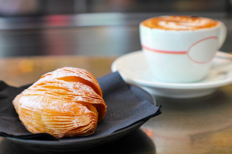 Cappuccino and neapolitan sfogliatella