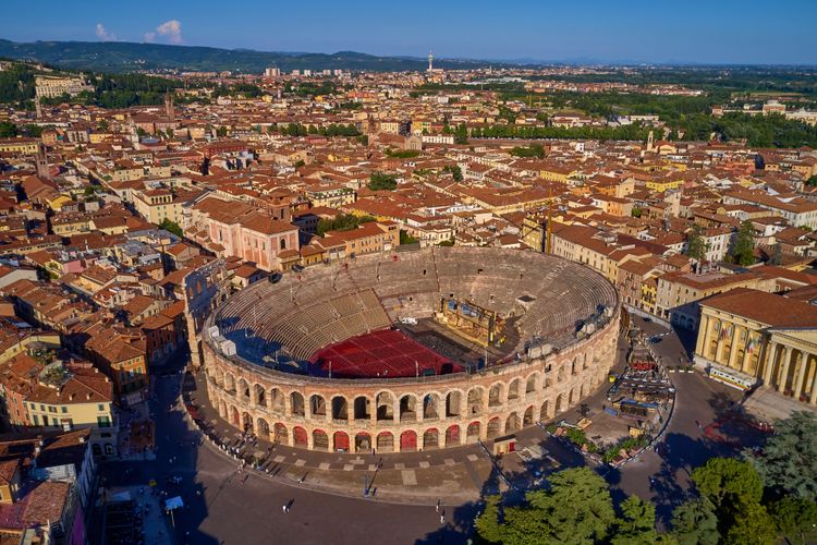 arena di verona: is certainly the symbol of the opera and ballet in the world
