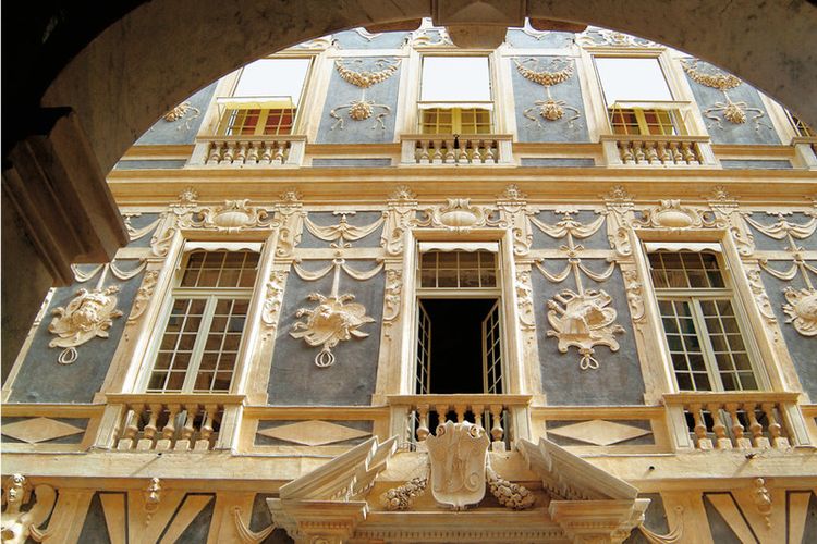 Rolli Palazzos: wonderful facades decorated with stucco, marbles and frescoes