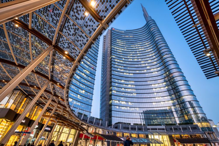 piazza gae aulenti: wraps in its semicircle the unicredit tower